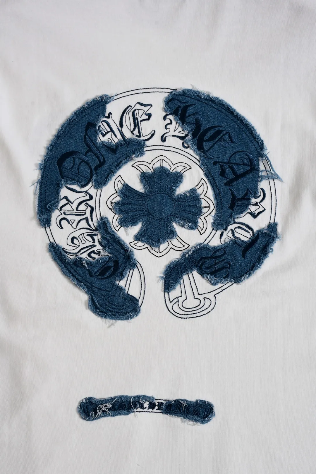 P190 Chrome Hearts CH Cross 26SS New product is hot at the same time💥 Early spring classic style Multiple craftsmanship Denim patch on the chest Horseshoe cross 🪡 Embroidery Large logo cross on the back Horseshoe denim patch Sanskrit ✝️🪡 Embroidery Round neck short-sleeved T-shirt, hot style, a style that both men and women like, same style for men and women, 100% chance of turning heads when wearing it! It’s all about being handsome. The designer’s classic sense is precisely grasped. The whole piece of clothing is heavy. Industrial washing process. Ready-made garments are dyed + sprayed for a horse effect. The double-wash process is very recognizable. It uses heavy washing to make it distressed. The edges of the patch are slightly rolled and naturally distressed. It has a three-dimensional sense of layering and a little damage. It is very visually lethal. It adheres to Kroxin's consistent rough style. The chest and back are large, and the horseshoe flower printed patch pattern is embroidered and decorated. It is also decorated with silver metal engraved distressed buttons. The classic elements full of brand recognition instantly enhance the overall sense of grade and specification. Its texture is quite high-end! The overall feeling is high-end, simple and elegant, with silver hardware accessories, a full set of customized accessories, and the pattern of the entire dress is all decorated with patchwork three-dimensional embroidery technology, which is the finishing touch of the entire dress. The design on the back is even more eye-catching! ! This full back is so cool, it’s full of design, and the overall upper body style highlights fashion and individuality. Wearing it together as a couple is even more popular on the street. I recommend the early autumn sweatshirt! ! The fabric is a unique 320g 100% cotton, which is skin-friendly, breathable, warm to the touch, has a strong texture, and has smooth lines. It can be called a back killer, which has very strict requirements on craftsmanship and cost. The smooth neckline, flat cuffs and hems, the stitches are large and tight, tight and orderly, and the details are perfect. The consistent OS version can be worn alone or layered. It is very casual, but very iconic! It is simply the flagship of high-end trendy brands and must be included in your wardrobe. It has the American fashion spirit of freedom and individuality, and is highly recognizable and stylized! Color: Black White Size: S-XL Size chart: S: Shoulder width 50-Bust 56-Length 70 M: Shoulder width 52-Bust 57-Length 72 L: Shoulder width 54-Bust 59-Length 74 XL: Shoulder width 56-Bust 62-Length 76